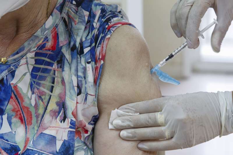 Una persona se vacuna contra la gripe y de recuerdo contra la covid, en una imagen de archivo. EFE/Javier Cebollada
