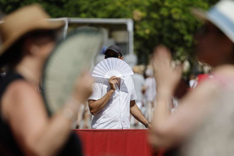 Un viandante se abanica para combatir el calor mientras pasea por Valncia. EFEAna EscobarArchivo
