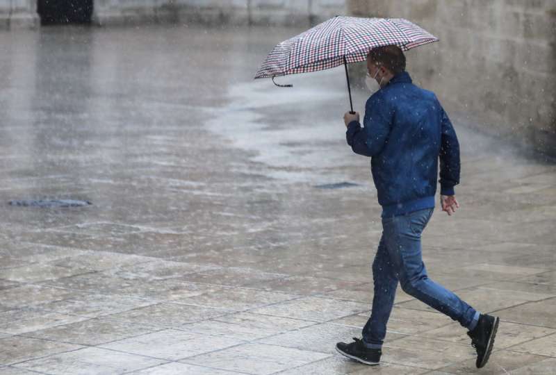 Una persona se protege de la lluvia con paraguas. EFE/Ana Escobar/Archivo
