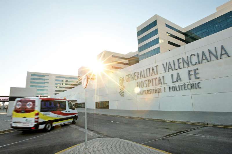 Imagen de la fachada del hospital La Fe de ValÃ¨ncia. EFE/Manuel Bruque/Archivo
