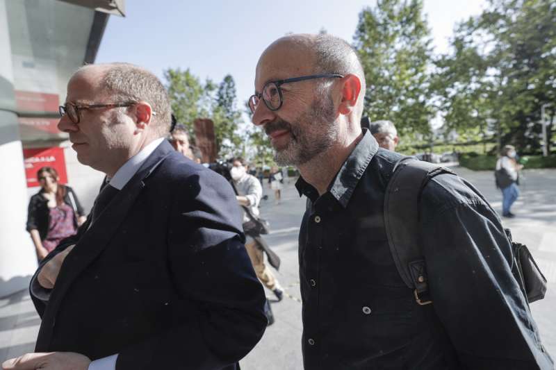 El empresario castellonense y hermano del expresident de la Generalitat Francis Puig ( a la dcha de la imagen, acompaado por su abogado Javier Falomir). EFE Manuel BruqueArchivo
