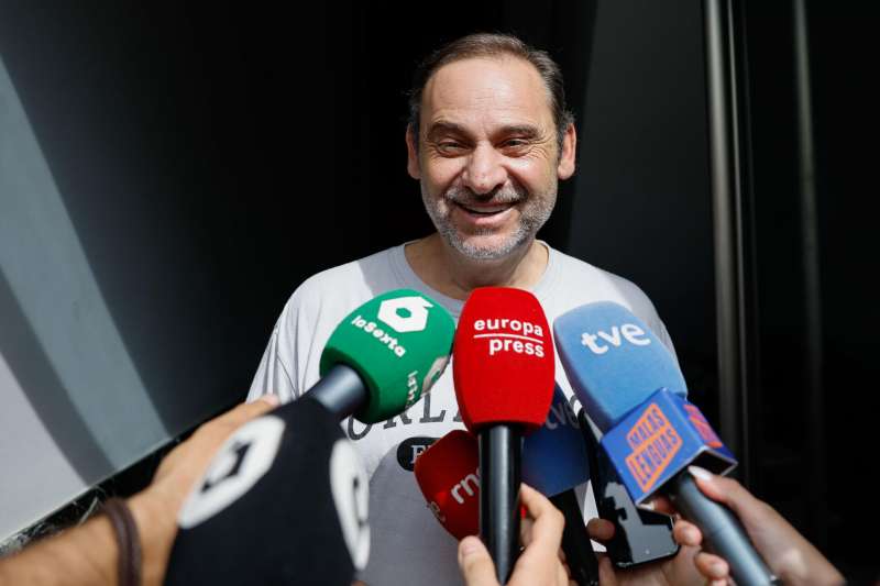 El exministro Jos Luis balos realiza declaraciones a los medios de comunicacin, tras el registro por agentes de la Unidad Central Operativa (UCO) de la Guardia Civil de su vivienda.- EFE Ana Escobar
