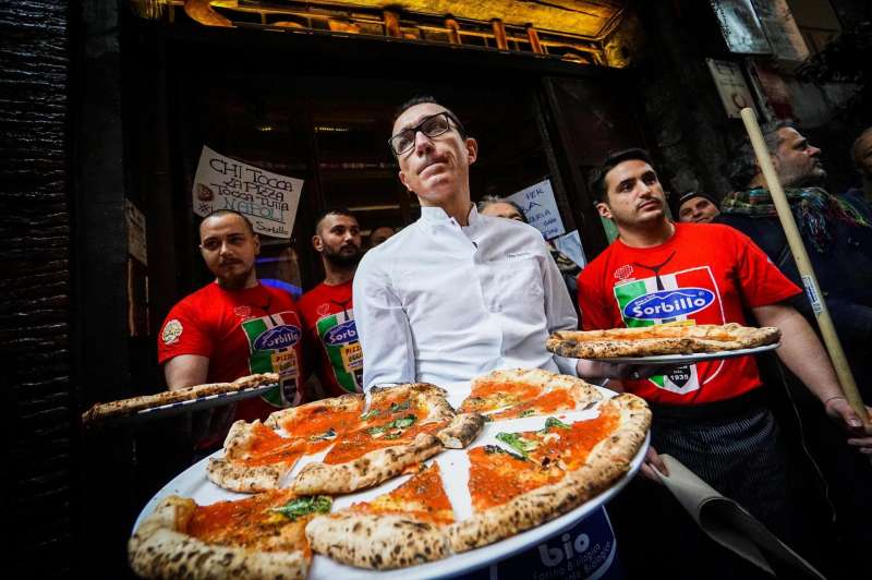 Imagen de archivo de un chef con pizzas recin salidas de su horno. EFE Cesare Abbate
