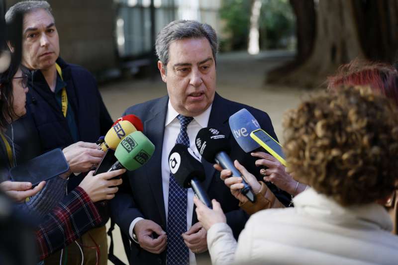 El portavoz de Vox en les Corts, Jos Mara Llanos, atiende a los medios, en una imagen reciente. EFE Ana Escobar
