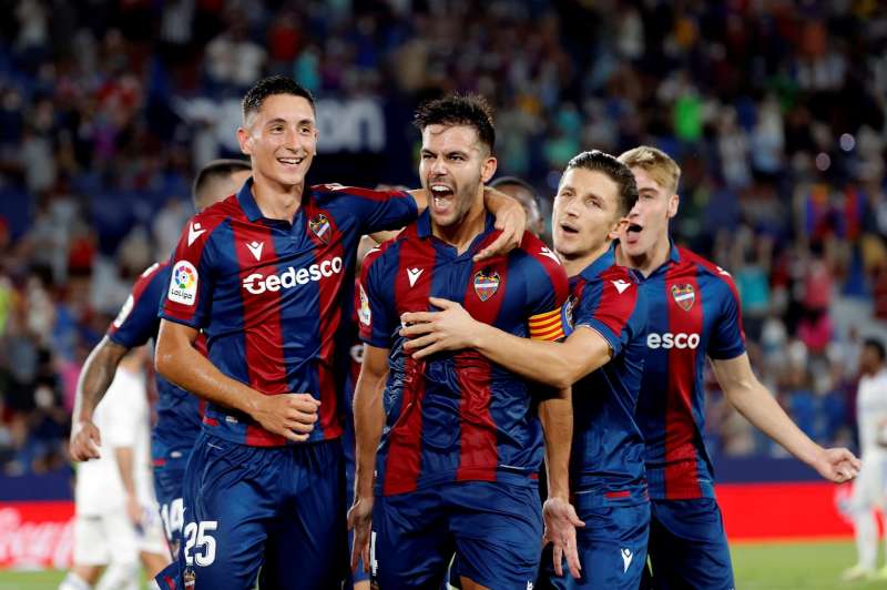 Jugadores del Levante festejan un gol. EFE/Juan Carlos Cárdenas

