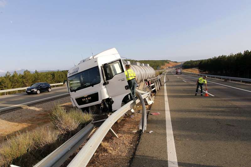 Imagen de archivo de un accidente de un camión. EFE/Antonio Garcia.