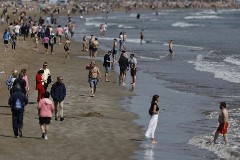 Una multitud disfruta del buen tiempo en la playa de la Malvarrosa en València, este sábado. EFE/ Biel Alino