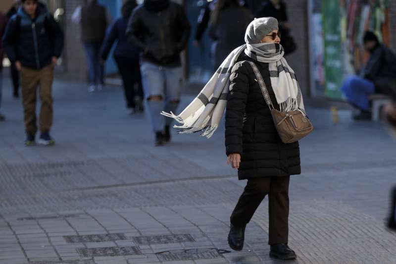 Una persona pasea abrigada para protegerse del fr�o en una imagen de archivo. EFEManuel Bruque Archivo