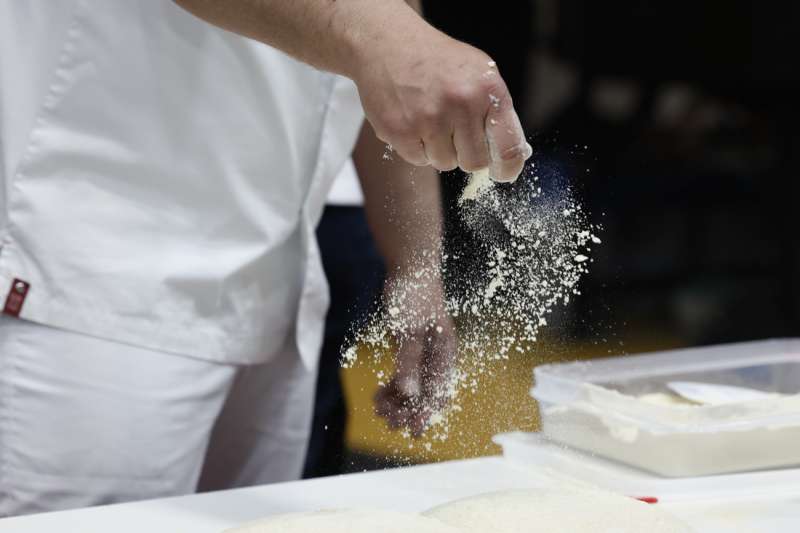 Imagen de archivo de un cocinero participando en una clase maestra de elaboraciÃ³n de pizza. EFE/ J.J. Guillen
