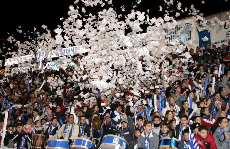 Aficionados del Alcoyano apoyan a su equipo, en una imagen de archivo. EFE/Juan Carlos Cárdenas.
