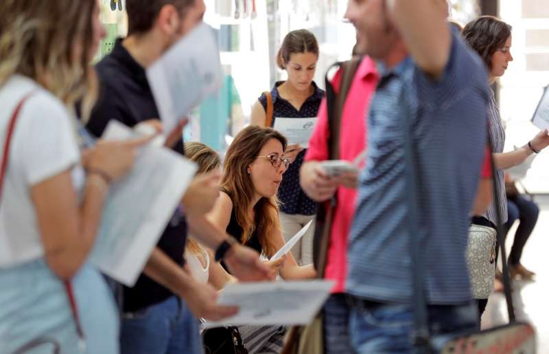 En la imagen varios opositores repasan sus apuntes antes de comenzar el examen. Archivo/EFE/Manuel Bruque
