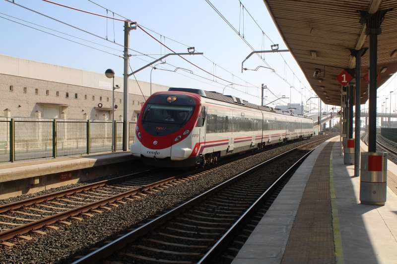 El servicio de Media Distancia se prestar� por carretera entre Val�ncia Nord y Castell�, en ambas direcciones, y en tren entre Castell� y Vinar�s y Castell� y Tortosa. EPDA
