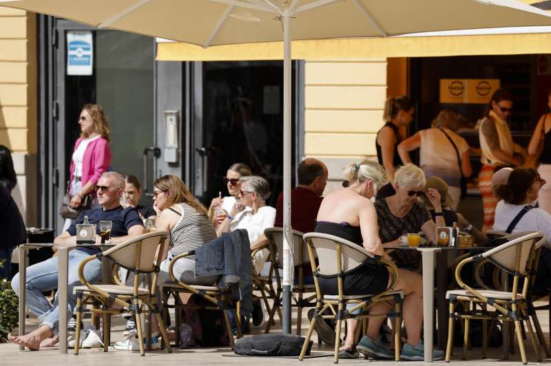 Un grupo de turistas disfruta del buen tiempo en una terraza en el centro de Valencia. EFE/Ana Escobar/Archivo
