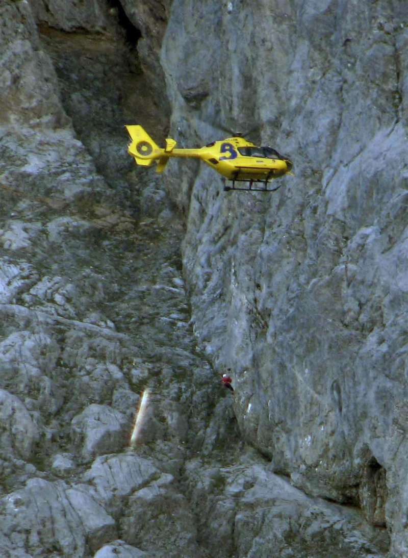 Imagen de archivo de un rescate en la montaña. EFE/Archivo