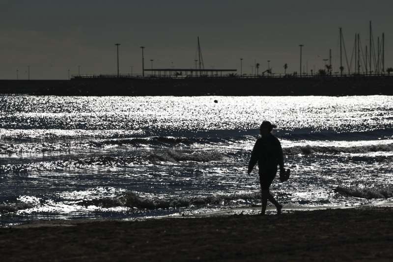 Una mujer paseando por la playa de Las Arenas de Valencia en una imagen de archivo. EFEBiel Alio