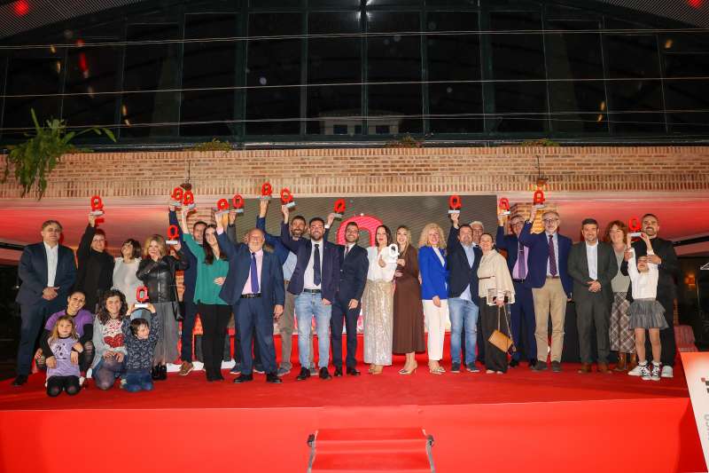 Los premiados sobre el escenario con sus galardones. ELVIRA FOLGUER�