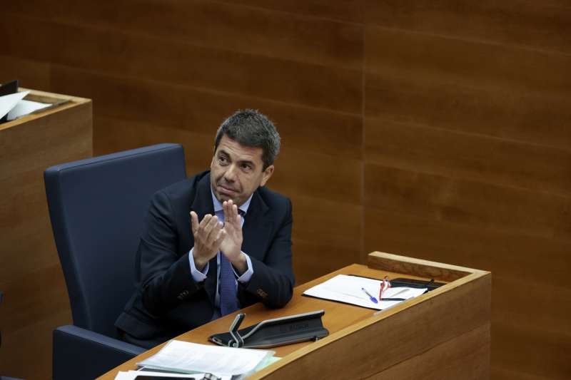 El president de la Generalitat, Carlos Maz�n, aplaude durante la sesi�n de control en Les Corts. EFEBiel Ali�o
