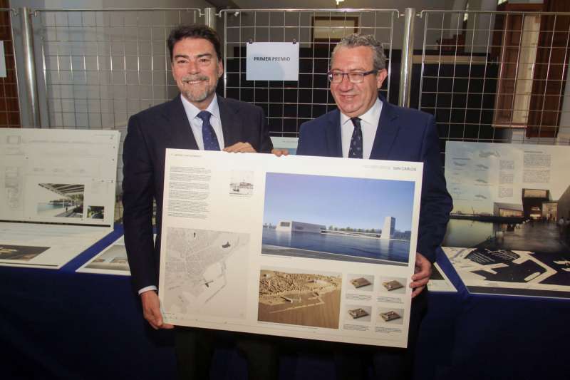 El presidente de la Diputación Provincial de Alicante, Toni Pérez (d), y el alcalde de Alicante, Luis Barcala, con el diseño ganador del concurso de anteproyectos para el centro de congresos de Alicante. EFE/ Morell
