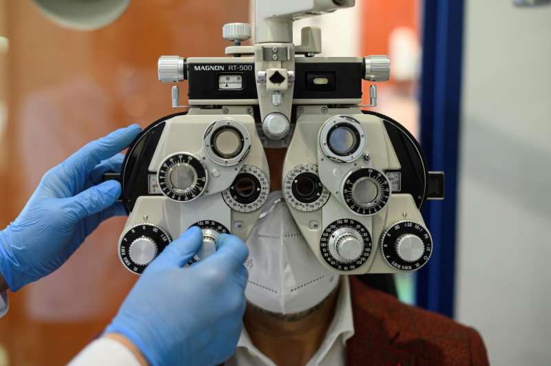 Un óptico realiza una revisión de la vista a un hombre. Archivo/EFE/ Fernando Villar
