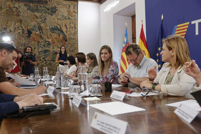 La vicepresidenta y ministra para la Transicin Ecolgica y el Reto Demogrfico, Sara Aagesen (centro), con las asociaciones de vctimas de la dana de Valencia. EFEManuel Bruque
