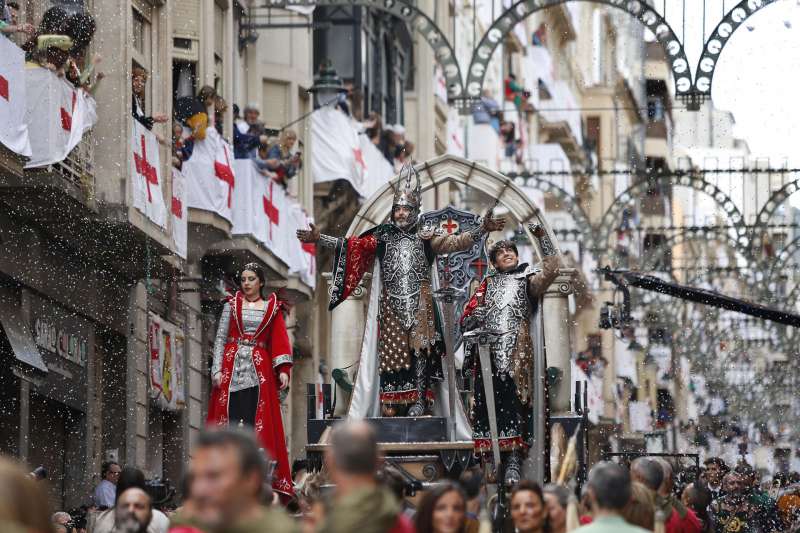 Entrada de los Moros y Cristianos de Alcoi. EFE/Manuel Lorenzo
