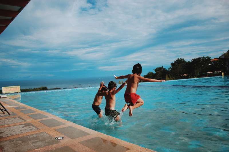 Imagen de archivo de niños bañándose en una piscina. /EPDA