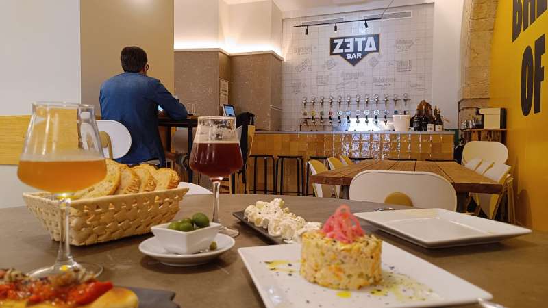 Perspectiva de mesa tapas y, al fondo, la pared de tiradores.EPDA