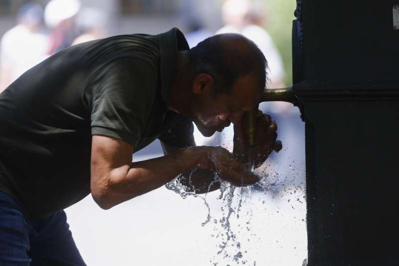 Un hombre se refresca en una fuente, en una imagen de estos das. EFEQuique Garca
