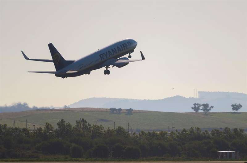 Un avión de Ryanair, con destino Valencia, despega del aeropuerto Seve Ballesteros en Maliaño (Cantabria). EFE Un avión de Ryanair, con destino Valencia, despega del aeropuerto Seve Ballesteros en Maliaño (Cantabria). EFE