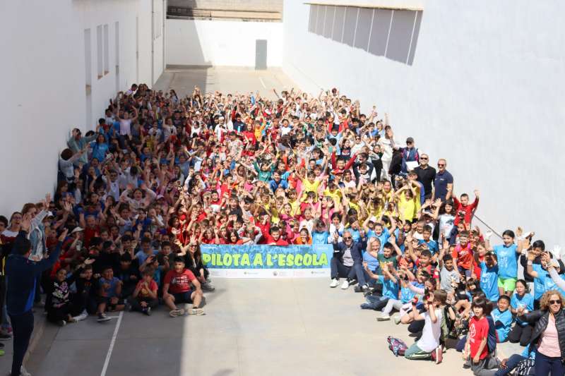 Xiquets i xiquetes i professorat, reunits al carrer de pilota de Silla. EPDA