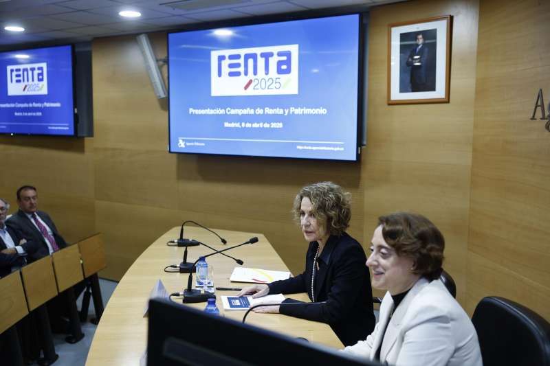 La directora general de la Agencia Tributaria Soledad Fernández, y la directora del departamento de Gestión, Rosa Prieto, este miércoles durante la presentación campaña de la renta de 2025 en Madrid.-EFE/ Rodrigo Jiménez