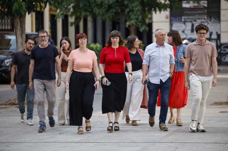 La ejecutiva de Ms, liderada por los diputados, gueda Mic y Joan Baldov, a su llegada a una comisin ejecutiva de Comproms. EFEBiel Alio