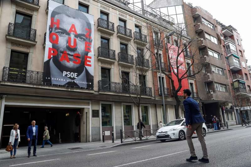Imagen de archivo de la fachada del edificio donde está situada la sede del PSOE, en la calle Ferraz de Madrid. EFE/Emilio Naranjo
