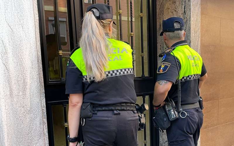 La polica revisa un patio. EPDA