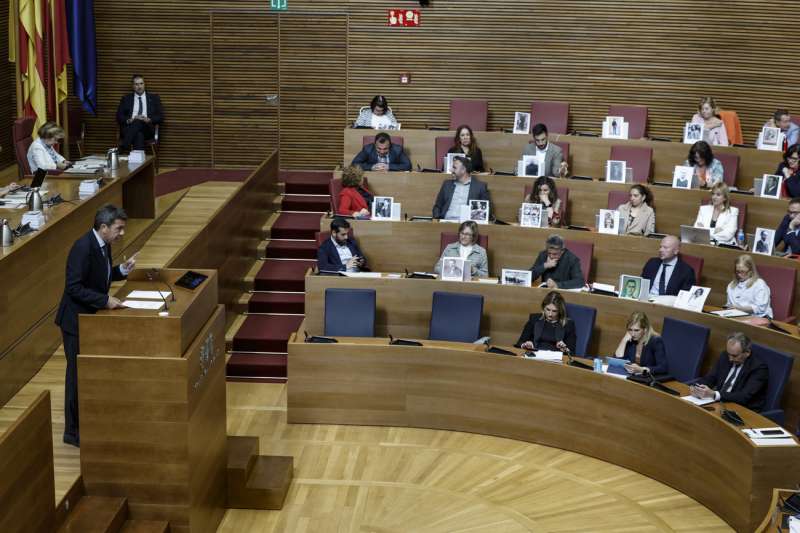 El president de la Generalitat, Carlos Mazón , responde en el pleno de Les Corts a preguntas de los grupos parlamentarios en la sesión de control. EFE/Biel Aliño
