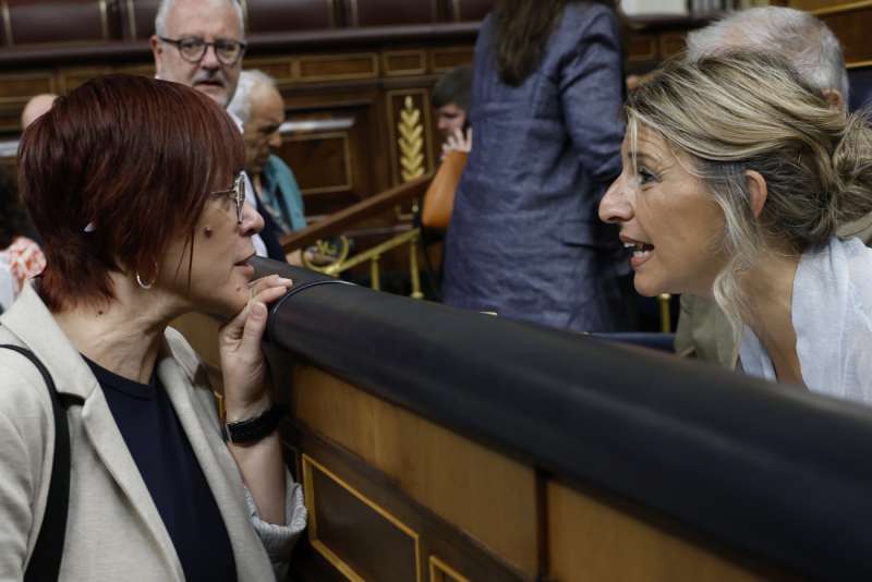 La vicepresidenta segunda y ministra, Yolanda Daz, conversa con la diputada de Sumar gueda Mic en el Congreso. EFEChema MoyaArchivo
