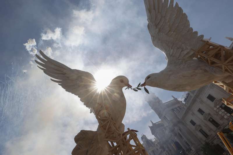 Imagen de archivo de la falla municipal de este año en la plaza del Ayuntamiento de Valencia. EFE/Manuel Bruque
