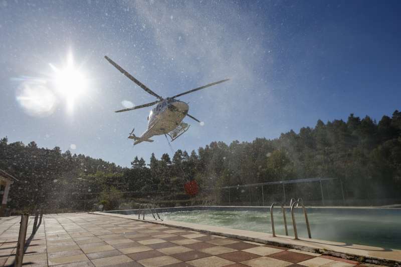 Un helicóptero carga agua en una piscina. EFE/ Biel Aliño/Archivo
