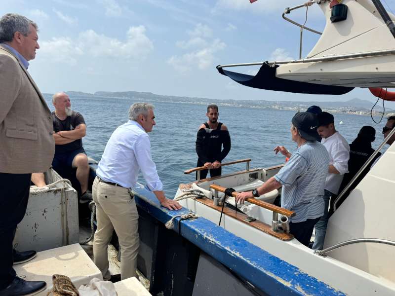 Un momento de la visita de Miguel Barrachina al puerto de Xbia.EPDA