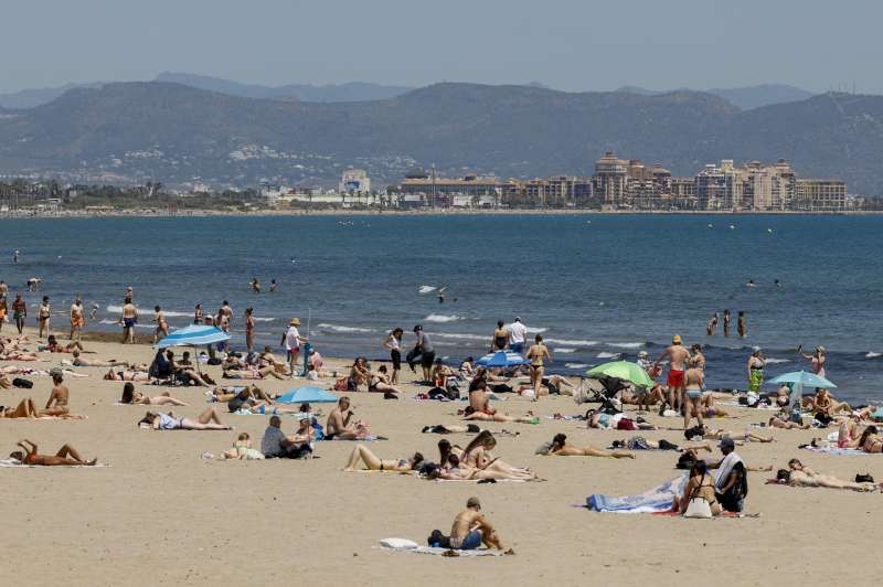 Vista general de la playa de la Malvarrosa durante la maana de este martes en el que se esperan mximas de ms de 30 grados en la provincia de Valencia. EFEAna Escobar
