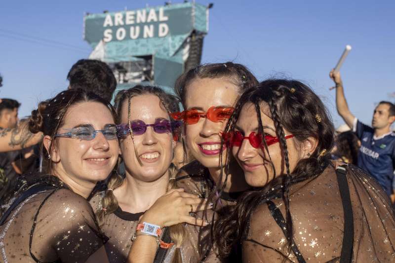 Cientos de personas disfrutan este sábado de la tercera jornada del Arenal Sound de Burriana. EFE/ Domenech Castelló