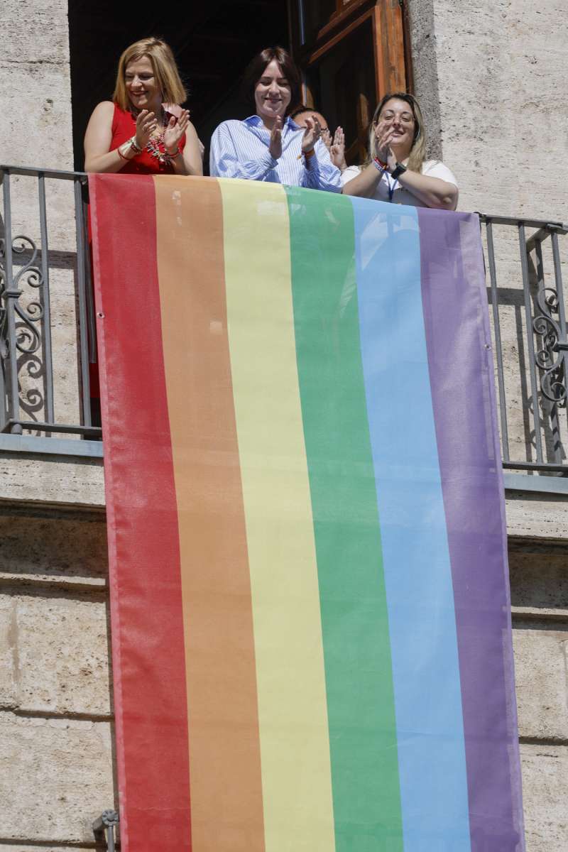  La ministra de Ciencia, Innovacin y Universidades, Diana Morant (c), y la delegada del Gobierno en la Comunitat Valenciana, Pilar Bernab (i) despliegan la bandera LGTBI en la fachada de la sede de la Delegacin del Gobierno. EFE Kai Frsterling