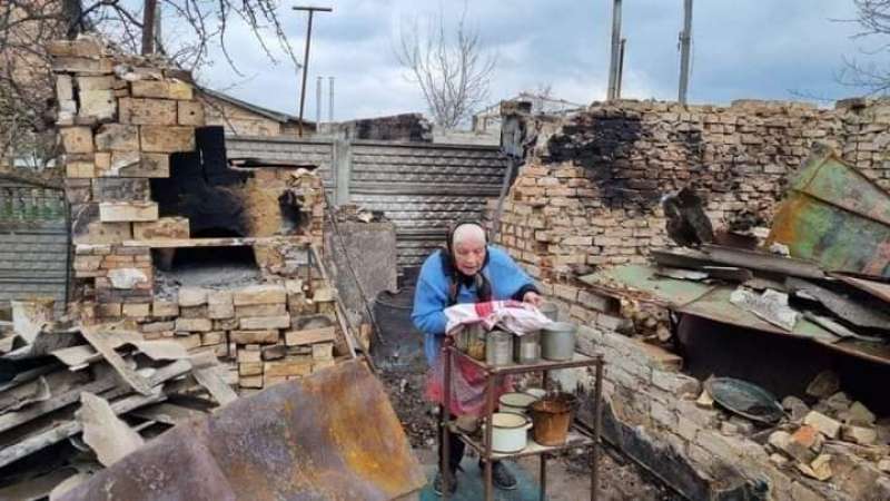 Anciana haciendo bollos para repartir entre sus vecinos en Irpin. /FERNANDO DARDER 