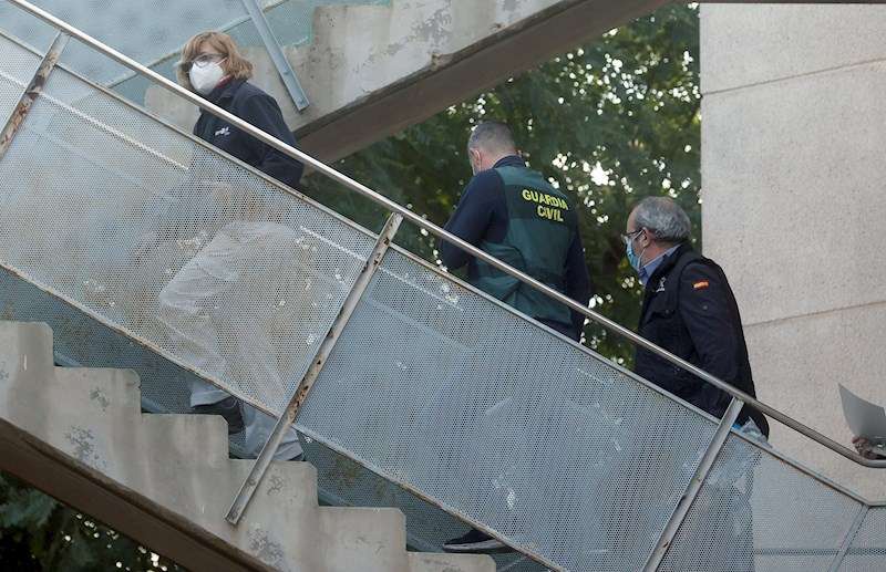  En la imagen, miembros de la Guardia Civil acceden a las instalaciones de la residencia de Moncada. /EFE