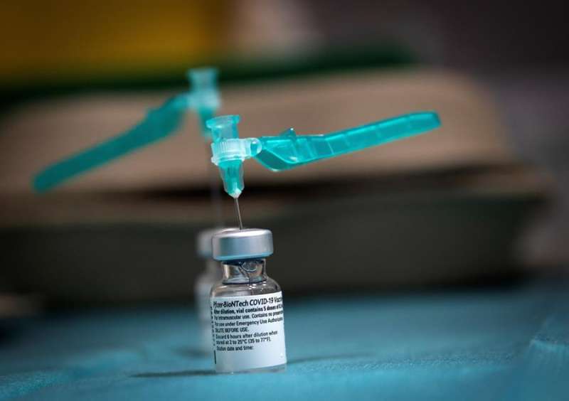 Un vial dispuesto para preparar cinco dosis de la vacuna contra la COVID-19 . EFEVillar Lpez
