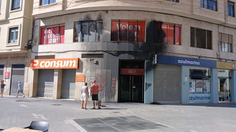 Pintadas negras en la sede socialista este domingo.  EPDA