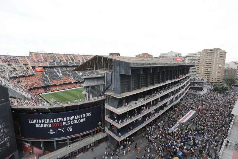 Aficionados del Valencia se manifiestan en los exteriores del estadio de Mestalla en contra de la gestión del presidente del equipo valencianista, Peter Lim, antes del inicio del encuentro ante el Girona. EFE/Manuel Bruque.
