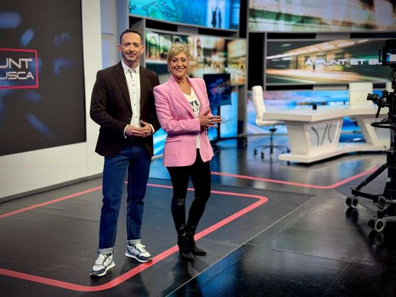 Juan Nieto i Mireia Llinares condu�xen cada dimecres � Punt et busca en la televisi� valenciana.  EPDA
