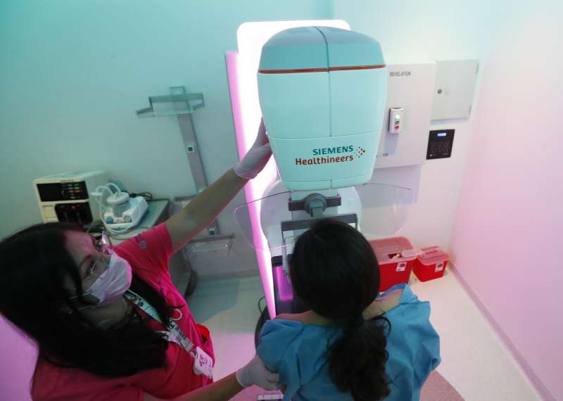 Prueba de mamografía. EFE/ Mario Guzmán/Archivo