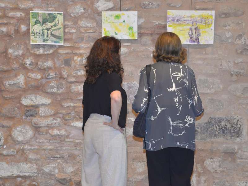 Dos personas contemplan una muestra de la exposicin.  Foto: Fundacin Bancaja Sagunto